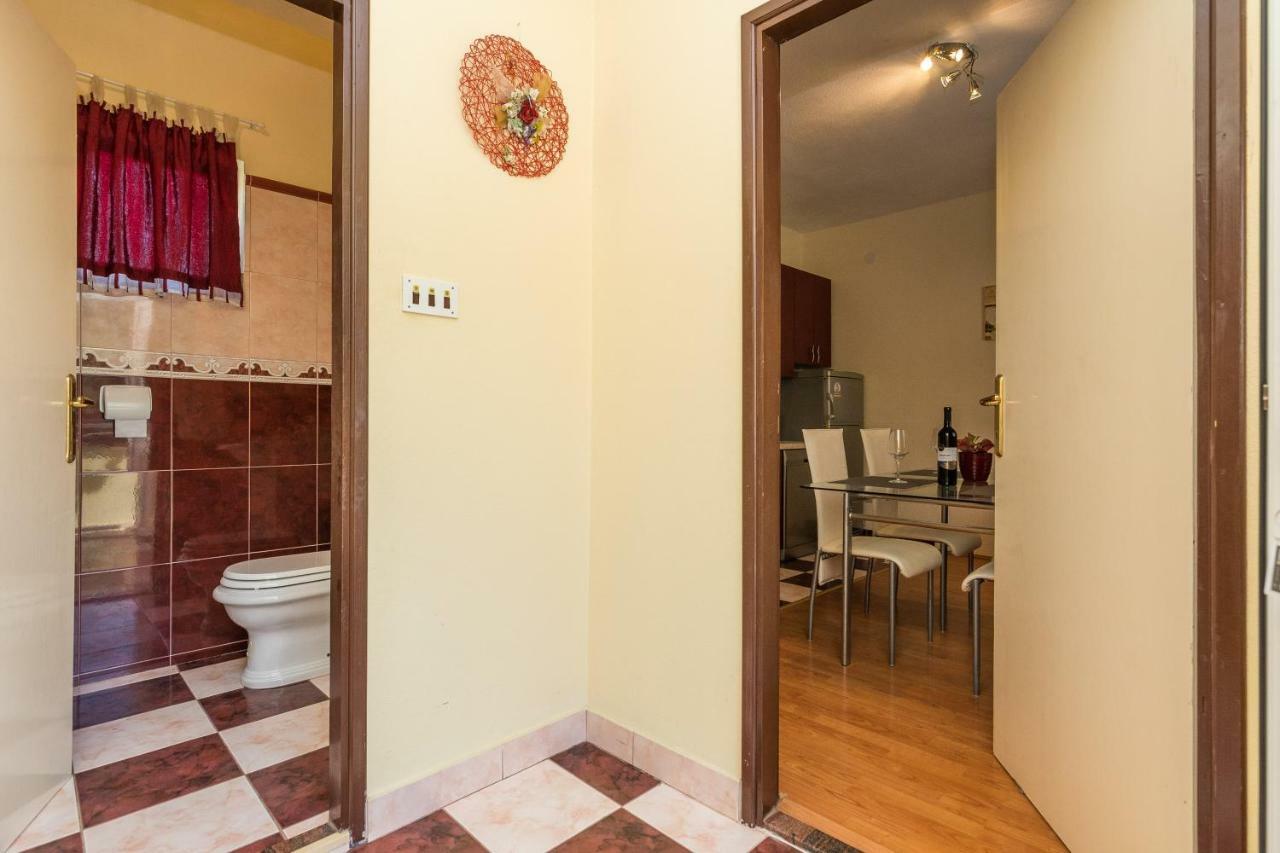 Apartman Mladenka Sukošan Exterior foto
